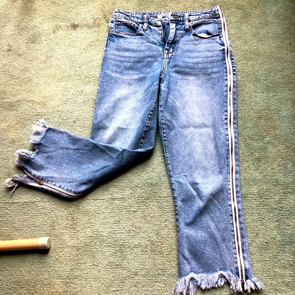 Wild Fable high wasted frayed bottom jean with zipper on side of leg size 4